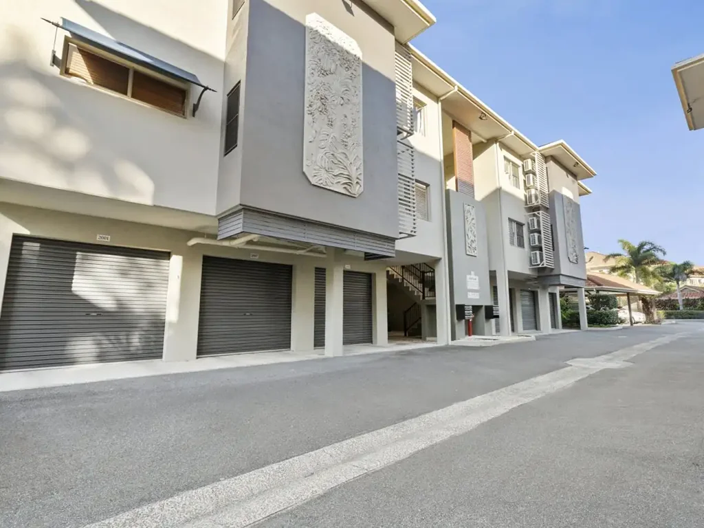 Clifton Beach 2 Slaapkamer Set & Forget Investment – Leased Until Jan 2027 in Sought-After Resort Complex
