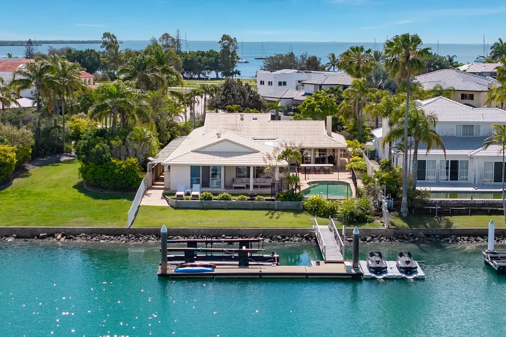 Cleveland 4Zimmer SPACIOUS WATERFRONT LOWSET ON ¼ ACRE BLOCK - 1 STREET FROM THE BEACH!