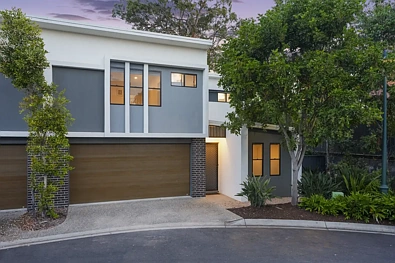 Eight Mile Plains 5房 宽敞的转角住宅，设有五间卧室，私密性极佳 Spacious Corner Residence with Five Bedrooms & Exceptional Privacy