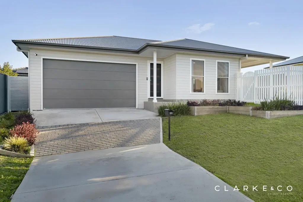 Thornton 3Zimmer LOW MAINTENANCE LIVING WITH SPACIOUS INDOOR-OUTDOOR APPEAL!