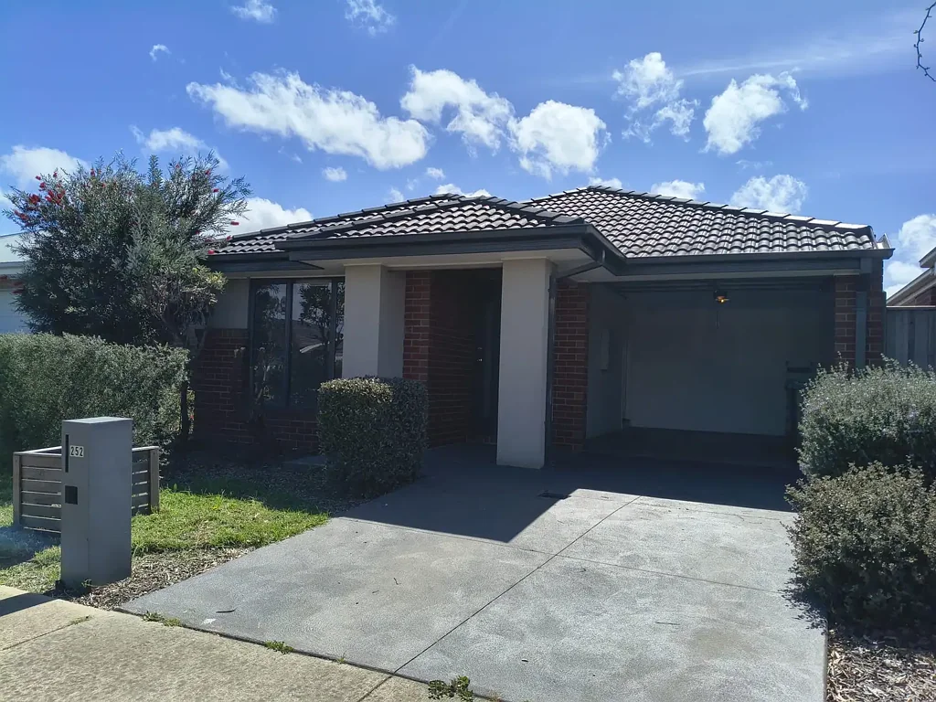 Spacious 3-Bedroom Family Home in Armstrong Creek