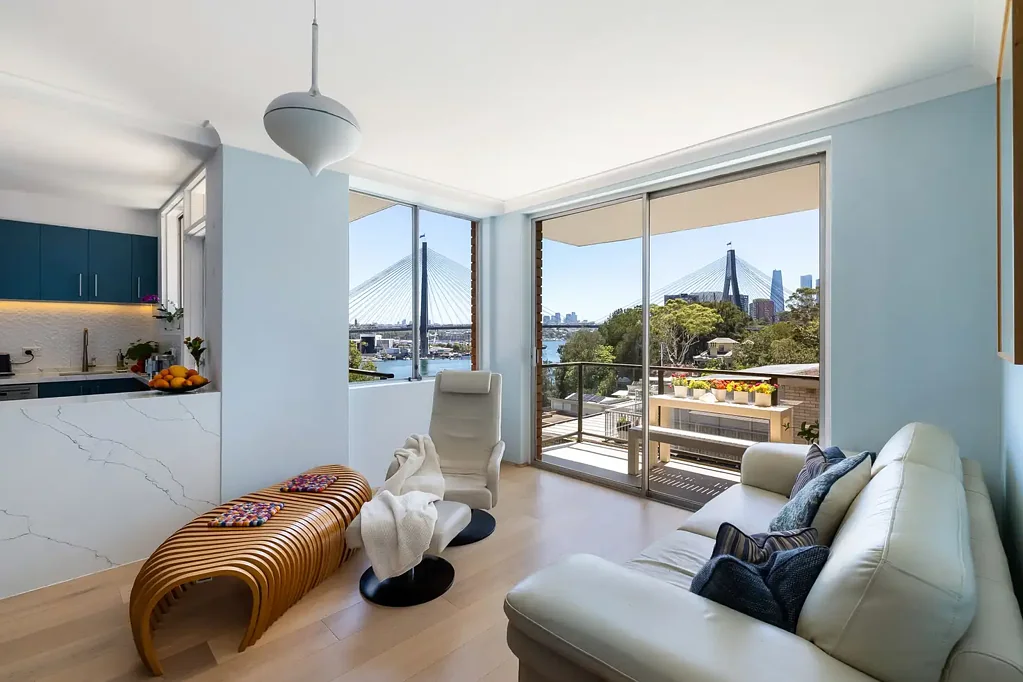 Glebe 3房 Anzac桥景 3卧精装 蓝色内饰 橡木地板 Miele电器 阳光阳台 步行湾道 Stunning lifestyle haven overlooking Anzac Bridge