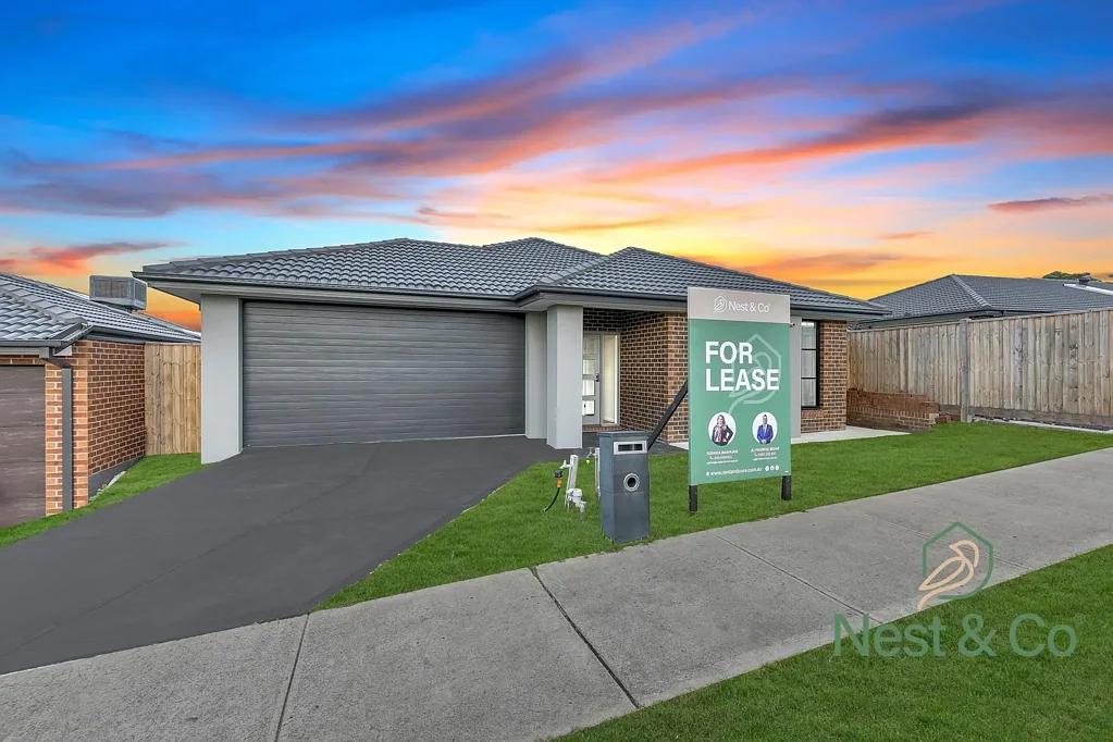 Stunning 4 Bedroom Family Home/2 LIVING AREAS