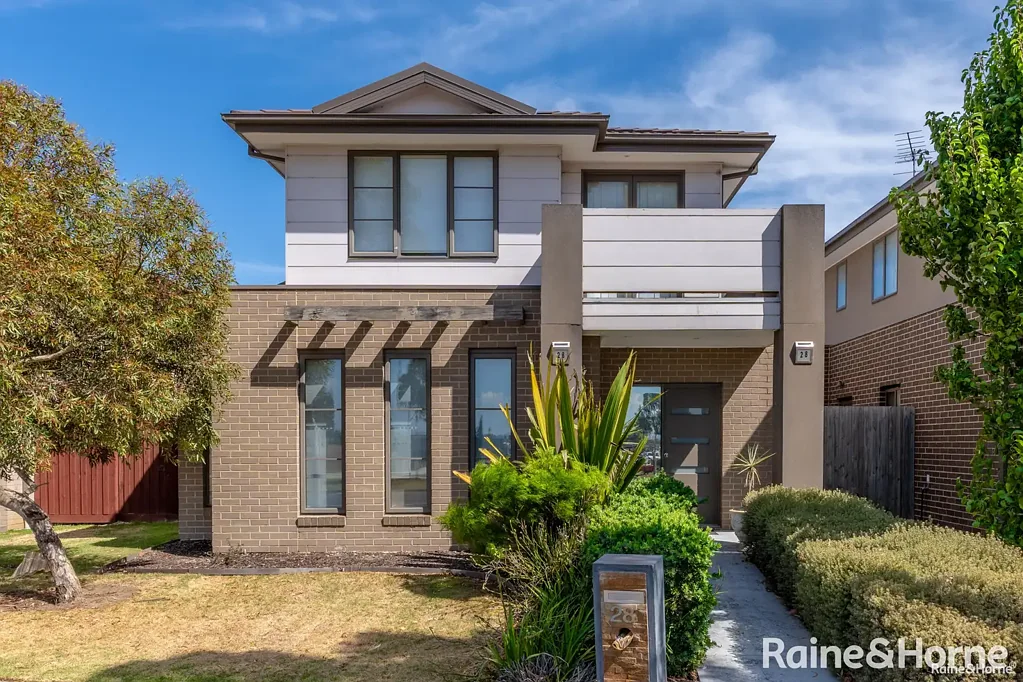 Cranbourne East 3 Bedroom Contemporary Townhouse in the Heart of Cranbourne East