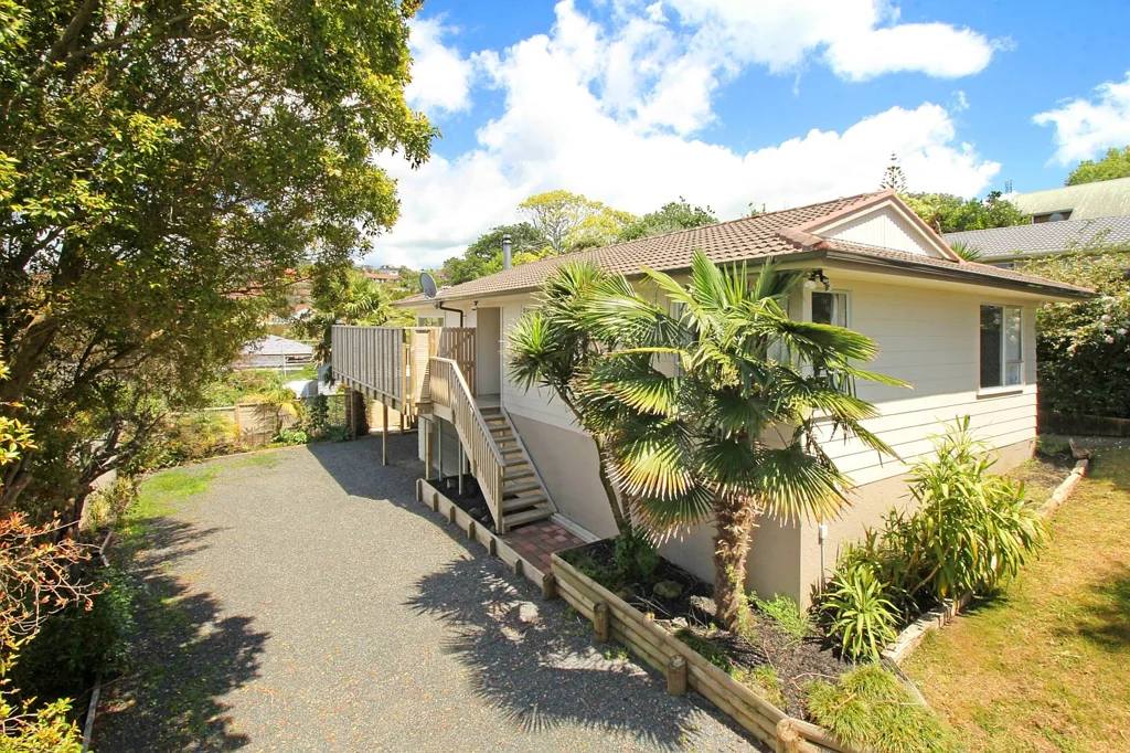 Three Bedroom Family Home with Large Sunny Out...