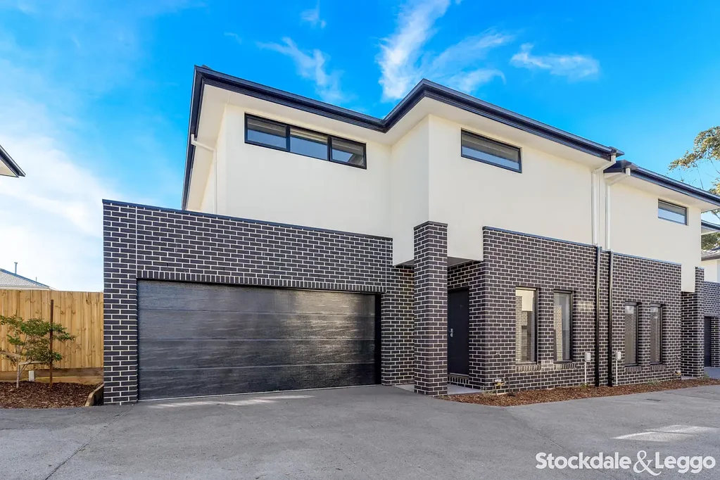 Contemporary 3 Bedroom Townhouse Close to Sunbury Town Centre!