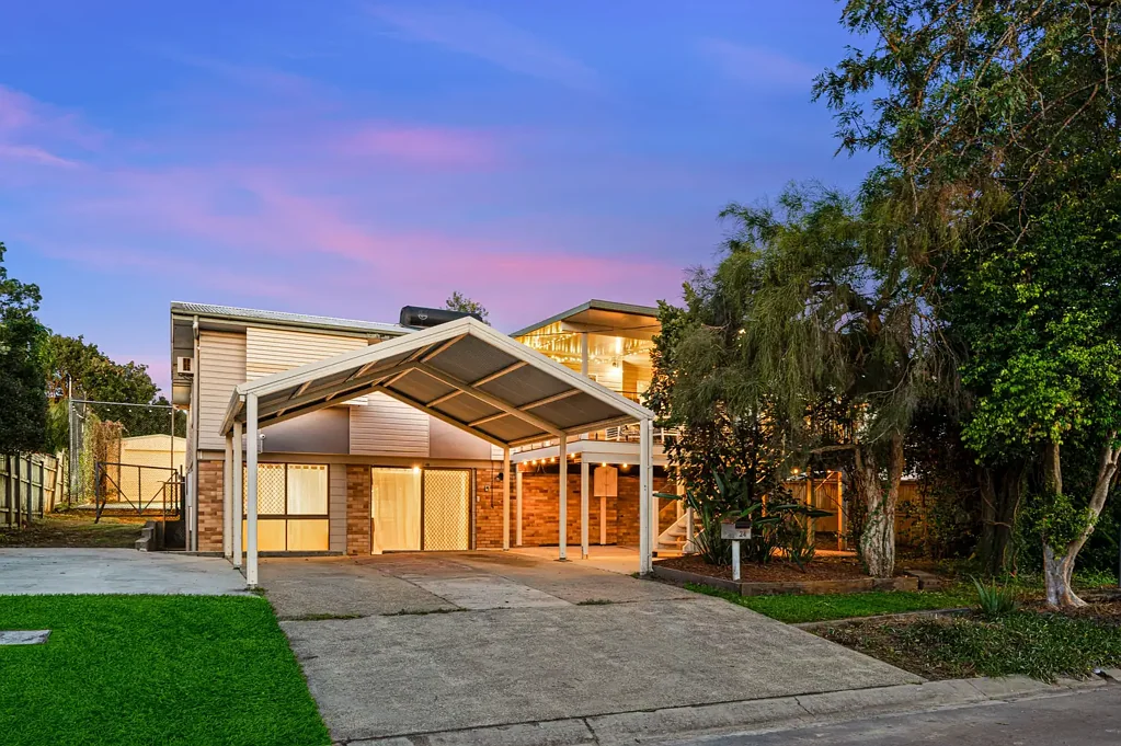 Rochedale South 3Zimmer Meticulously Maintained Family Home with Dual Living Potential on a Huge Block!