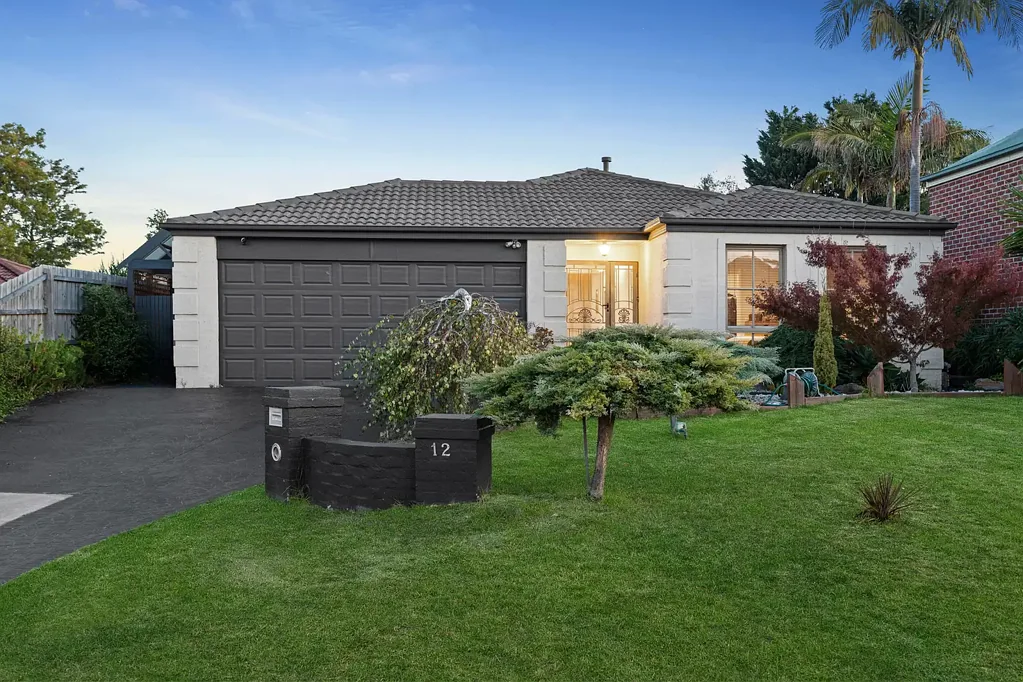 Frankston South 4房 Lorikeet Ridge Estate 宽敞600平米地块 室内外流动娱乐 精心翻新主套 豪华水疗浴缸 闪亮室内泳池 太阳能系统 双车库 安全通道 Family Home with Pool and Multiple Living Zones