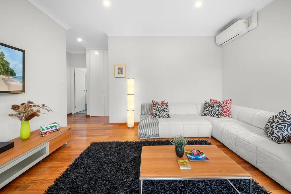 South Hurstville 2房 阳光充足高层 180度水景 优质Bosch厨电 全屋木地板 私人车库 交通便利 Rare Top-Floor Apartment with Sweeping Local and Bay Views