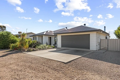 Moonta Bay 3Kwarto Spacious Family Home with Large Shed, Solar & Dual Living Areas