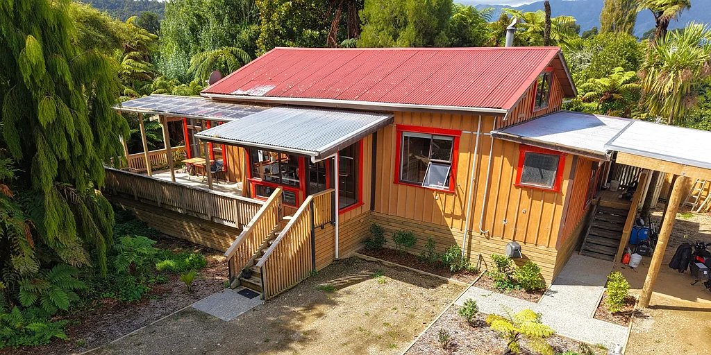 Karamea 3 Bedroom Rimu riverside