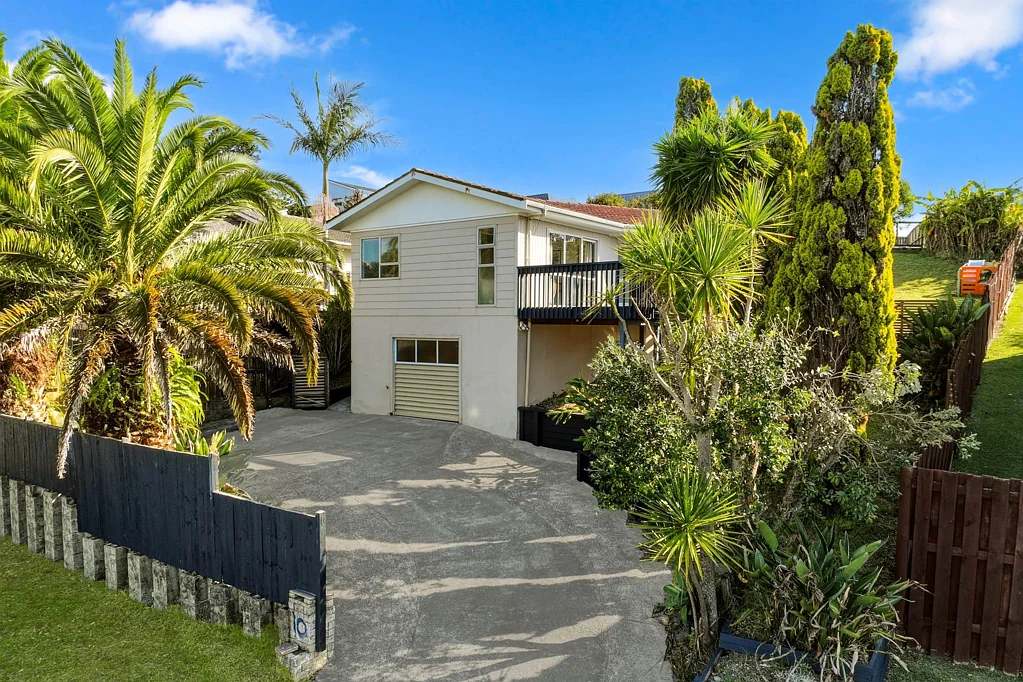 Totara Vale 4房  1273sqm Combined land -urban zone -RC approved