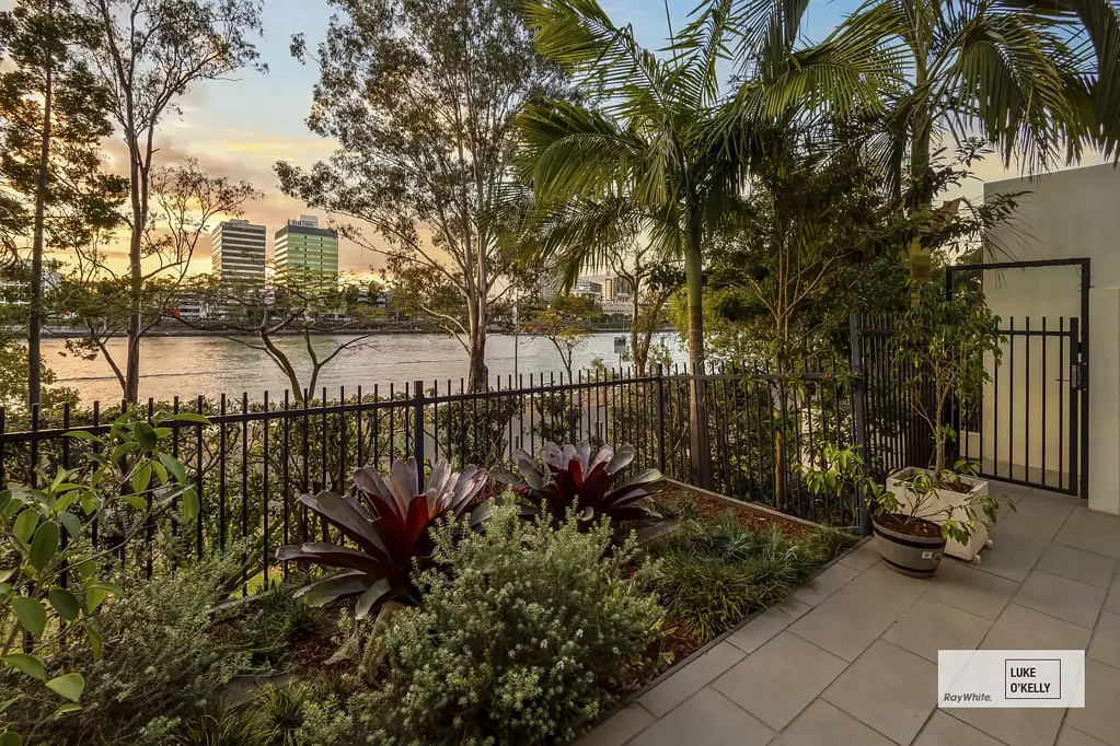 West End 3બેડરૂમ Rear River Home. Riverside Luxury with Private Courtyard Showcasing Waterfront Views