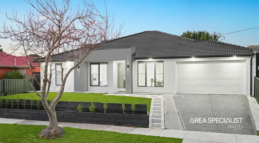 Dandenong 5 Slaapkamer Discover Your Next Chapter in This Inviting Home!