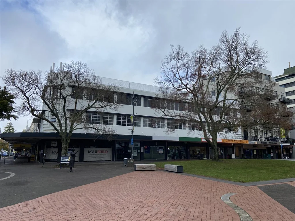 Hamilton Central PROUDLY POSITIONED CORNER PROFILE