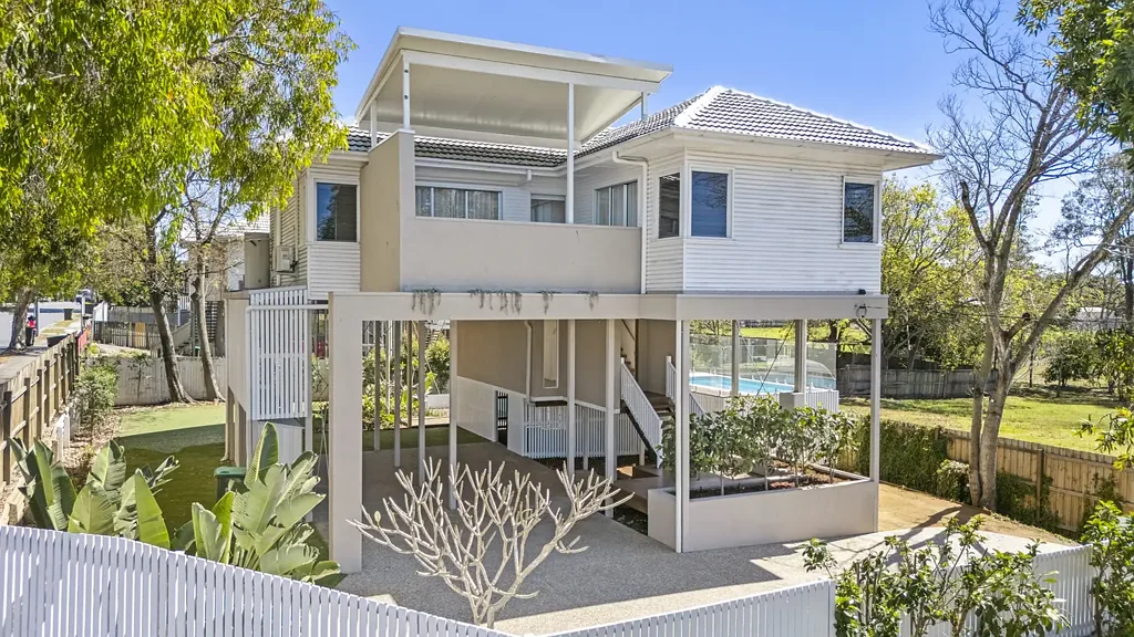 Rocklea 3房 重建、抬高并翻新——独一无二的家园！ Rebuilt, Raised & Renovated - A Home Like None Other!