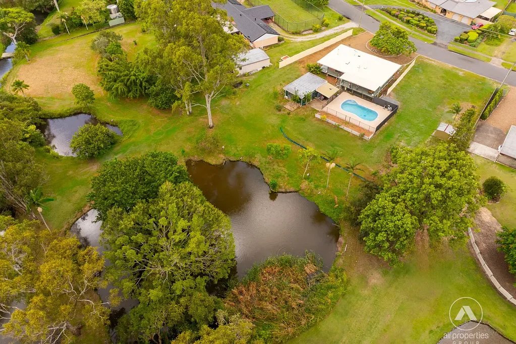 Loganholme 3 Bedroom It's Like Your Own Private Botanical Gardens!