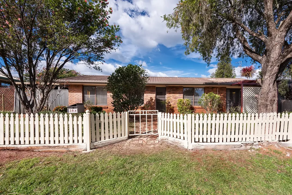 Centenary Heights Brick Home - Very Handy location!