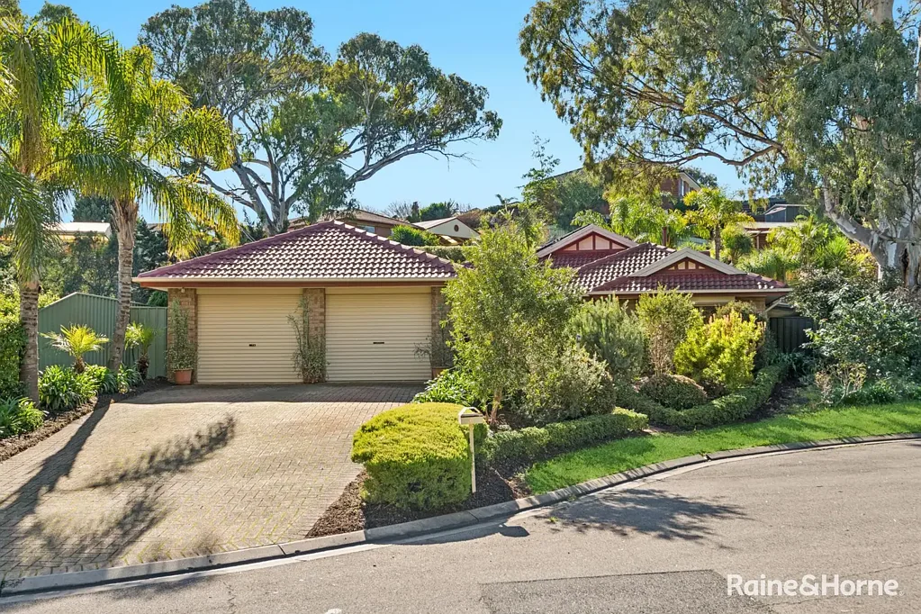 Onkaparinga Hills 4બેડરૂમ A Rare Park Side Opportunity in Prestigious Huntingdale Estate