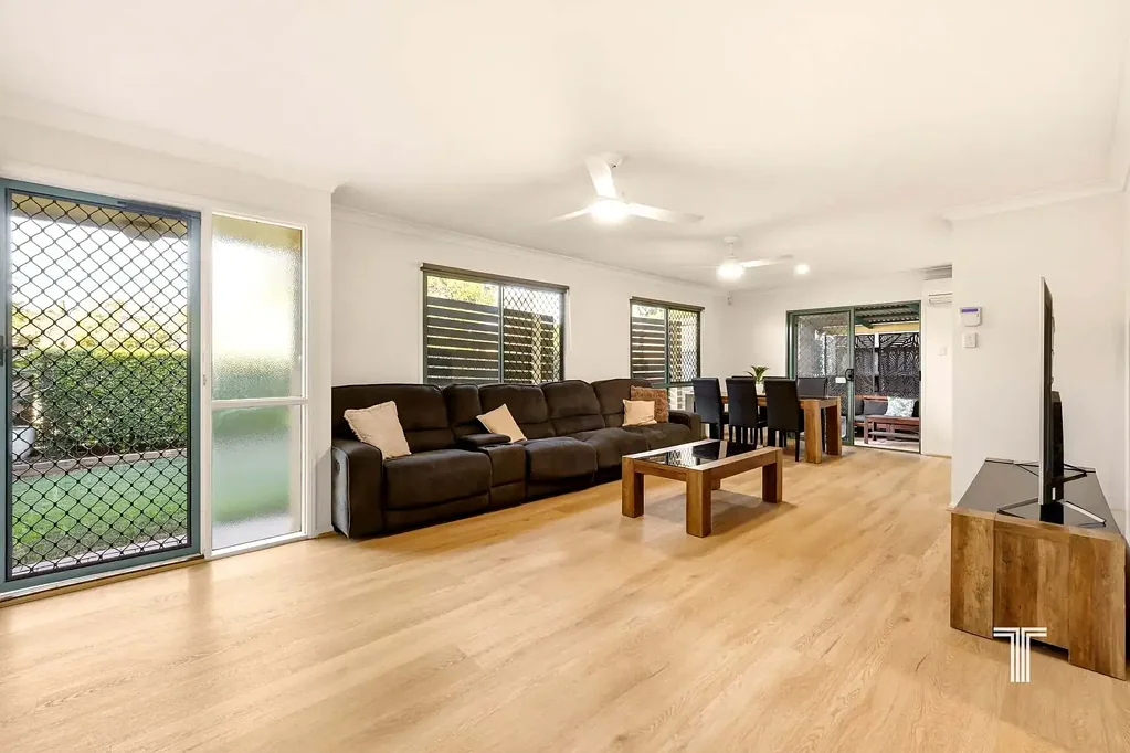 Greenslopes 3침실 House-Sized Comfort, Townhome Simplicity