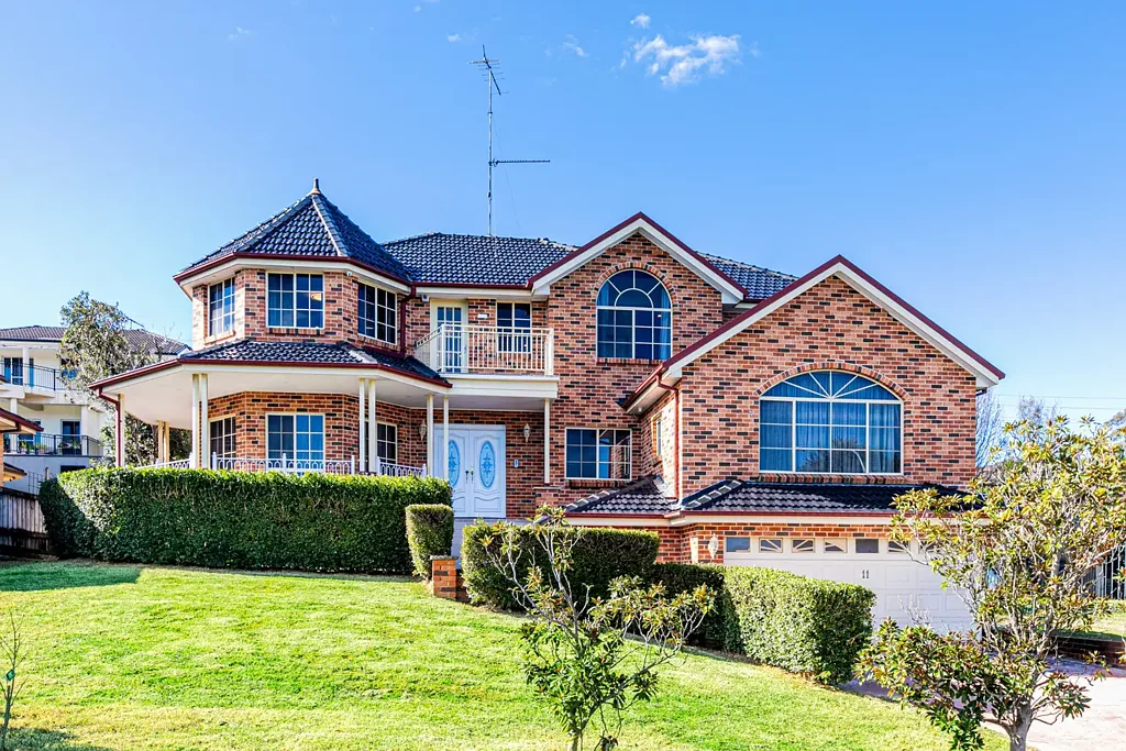 Grand, spacious & stylish 5-Bedroom Family Home in sort after area