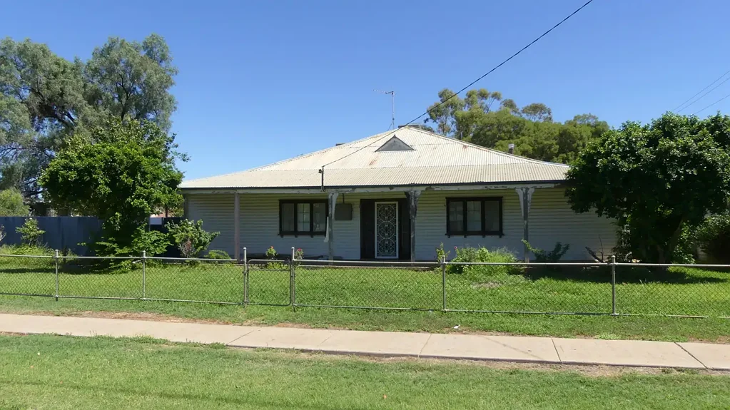 Warren 4غرفة نوم Family Home on Large Block