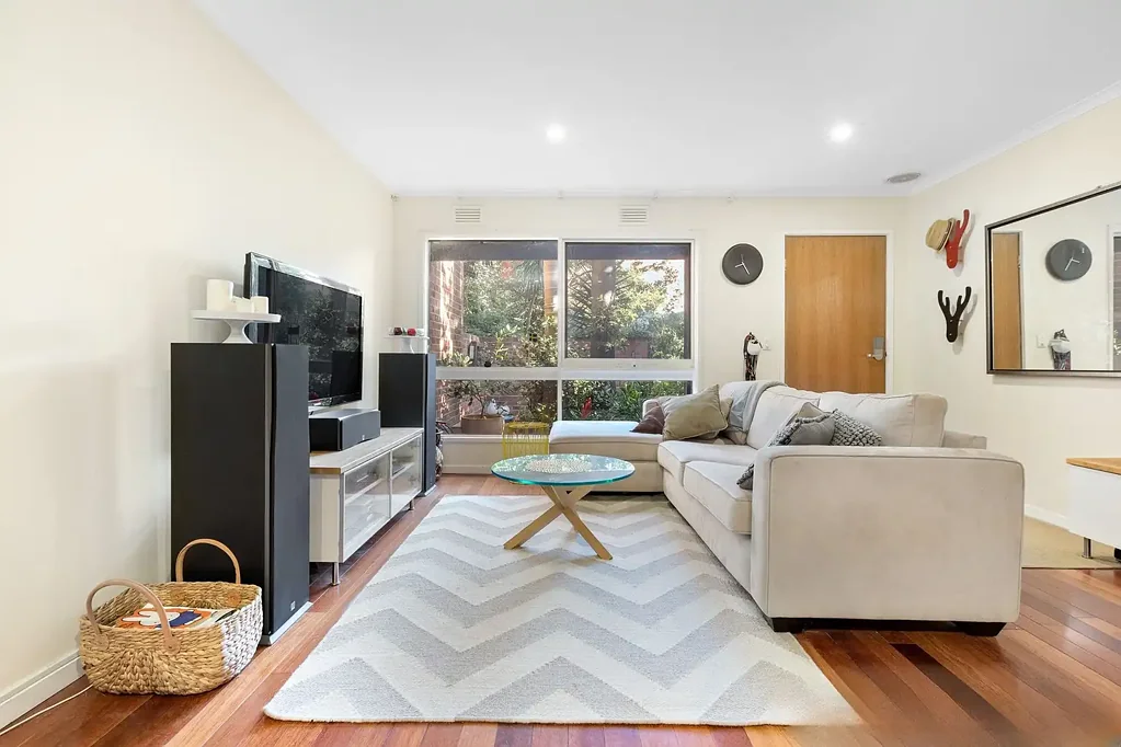 Split Level Townhouse With Two Courtyards & Lockup Garage