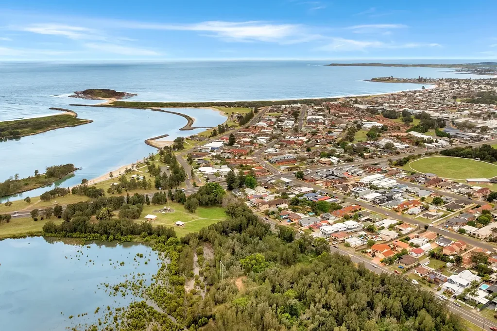 Lake Illawarra 4 Bedroom Four bedrooms by the foreshore - brand new lakeside living
