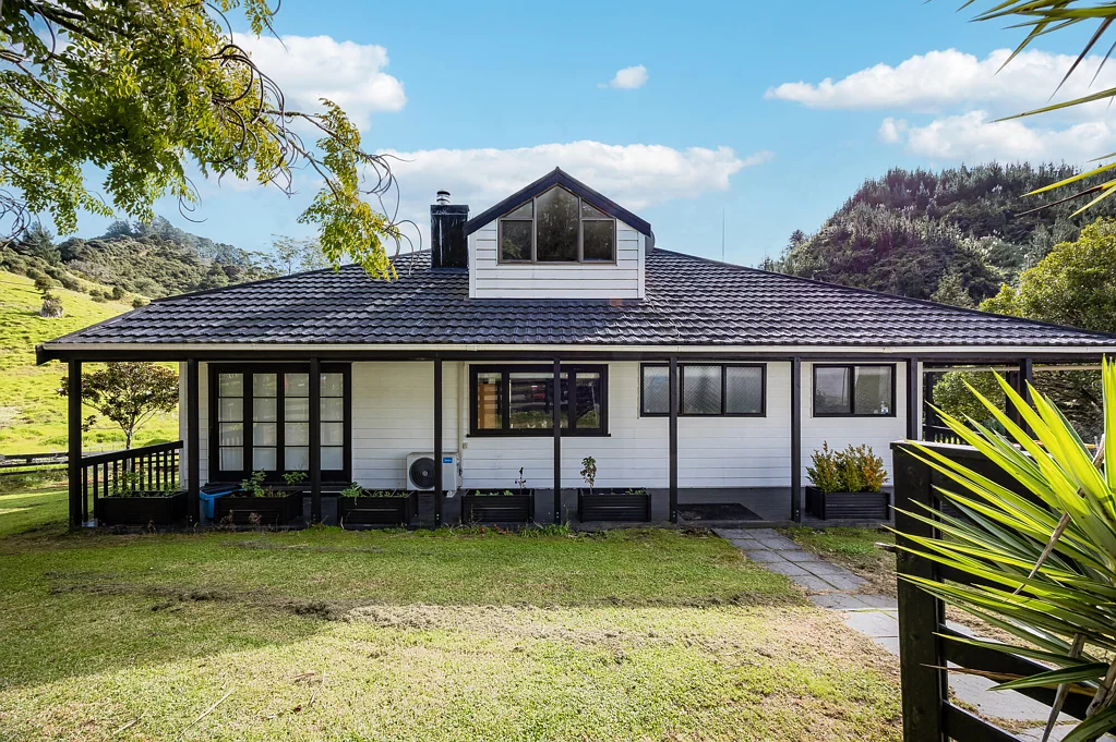 Puhoi 6房  Home, Income, Subdivision and Wide-Open Skies!