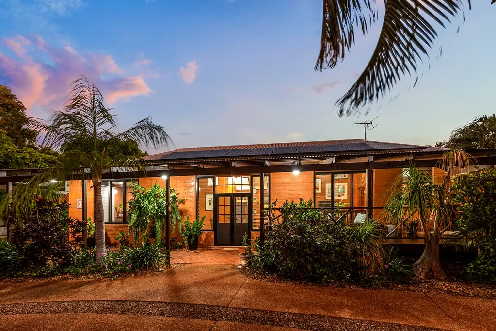 Cable Beach 4ਬੈੱਡਰੂਮ A CABLE BEACH SANCTUARY  - A STUNNING RAMMED EARTH BUILD + SEPERATE GUEST SUITE IN A FANTASTIC LOCATION - WALKING DISTANCE TO THE DUNES