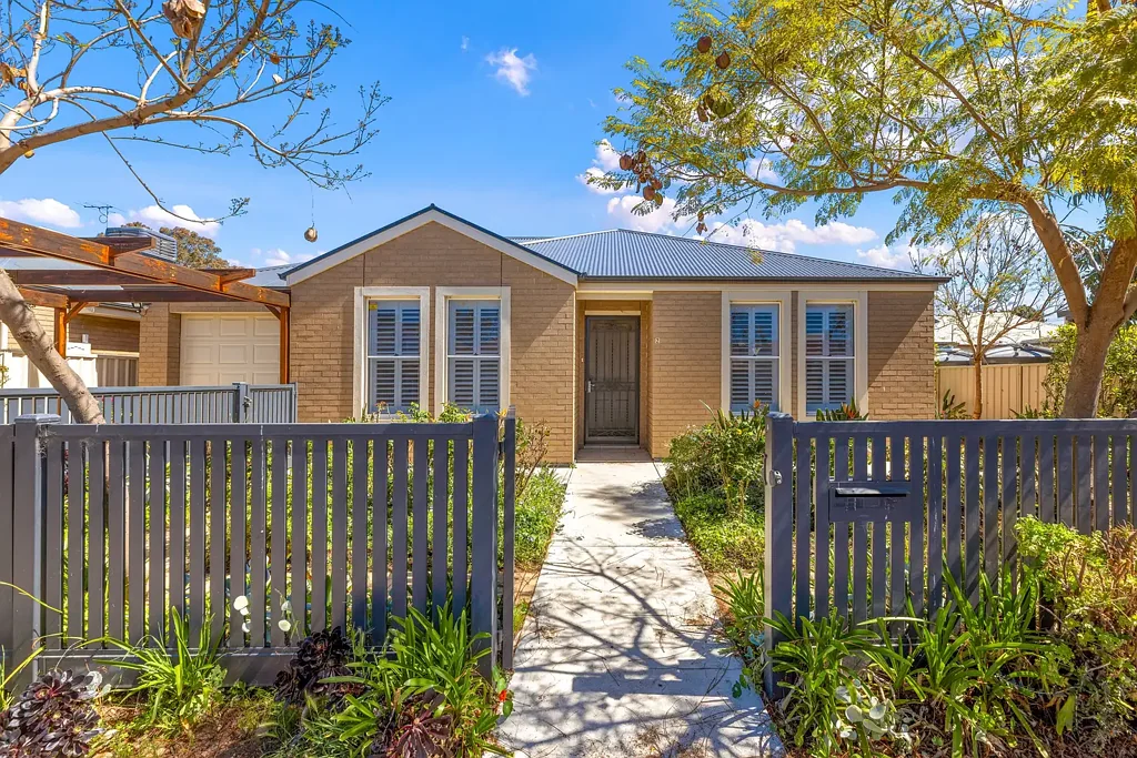 Cheltenham 3Moenga Modern Ease Meets Western Growth - Stylish Living Without the Maintenance.