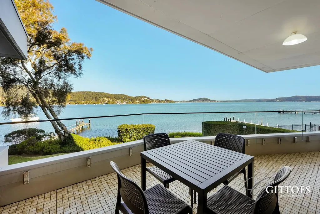 East Gosford 3房  Absolute Waterfront Living & Uninterrupted Water Views