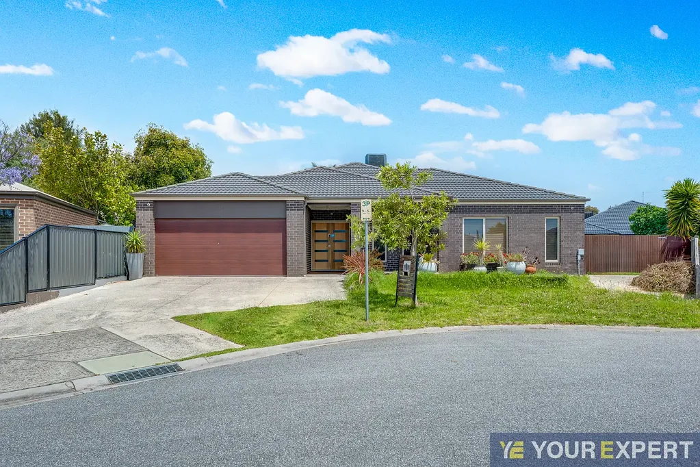 WALK TO LYNBROOK TRAIN STATION, BUS STOP & SCHOOLS