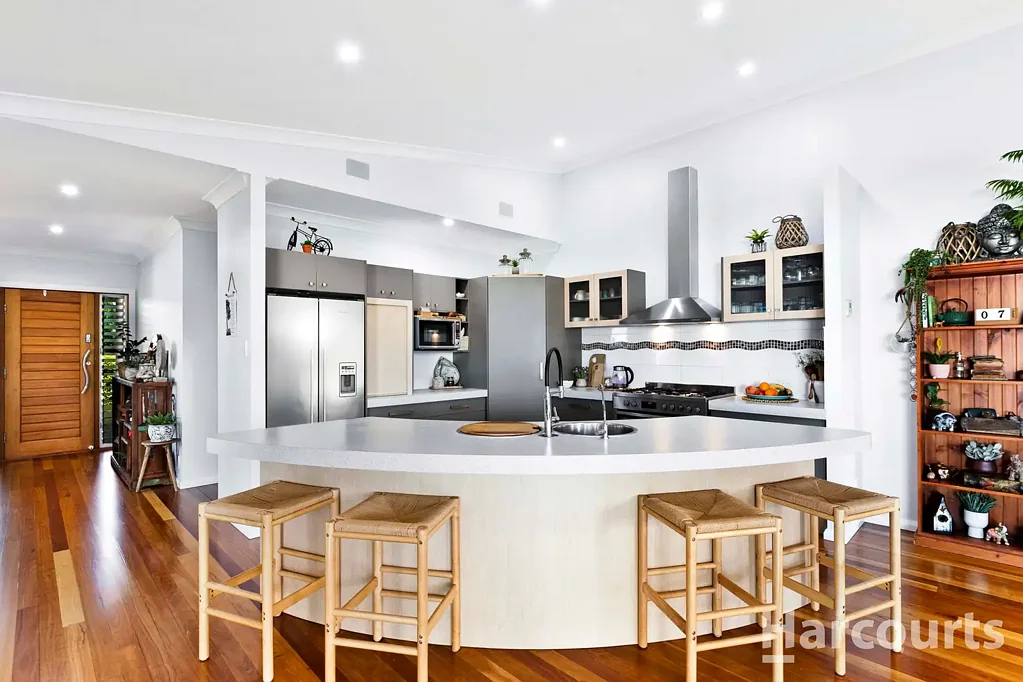 Urraween 5房  Sophisticated Coastal Luxury with Dual-Living Versatility in Prestigious Urraween
