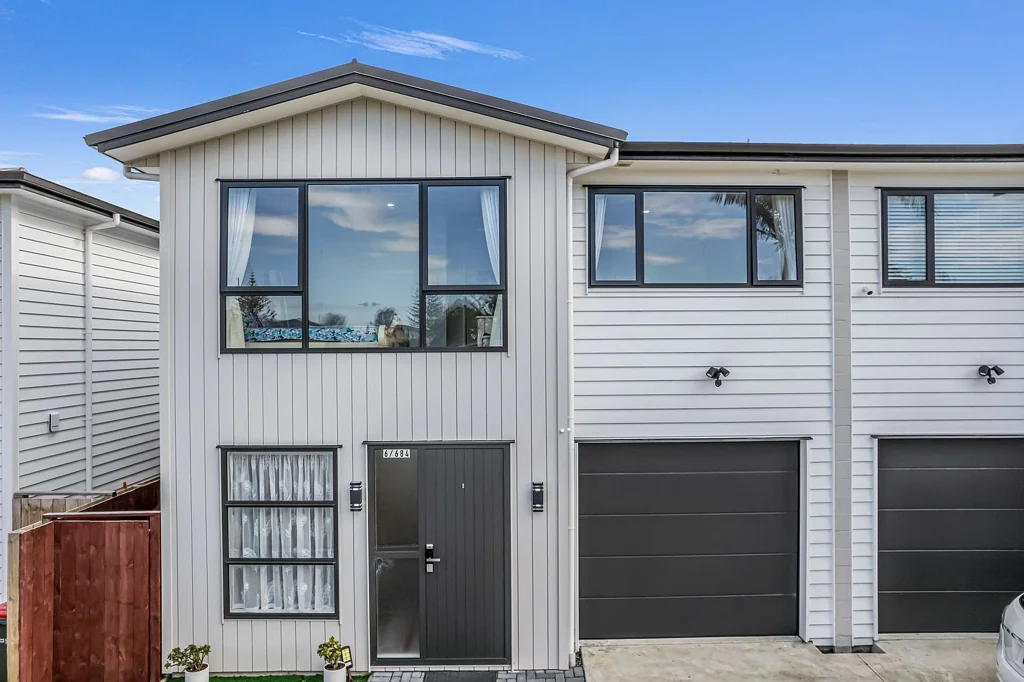 Te Atatu Peninsula 3Moenga As Good as New!!!