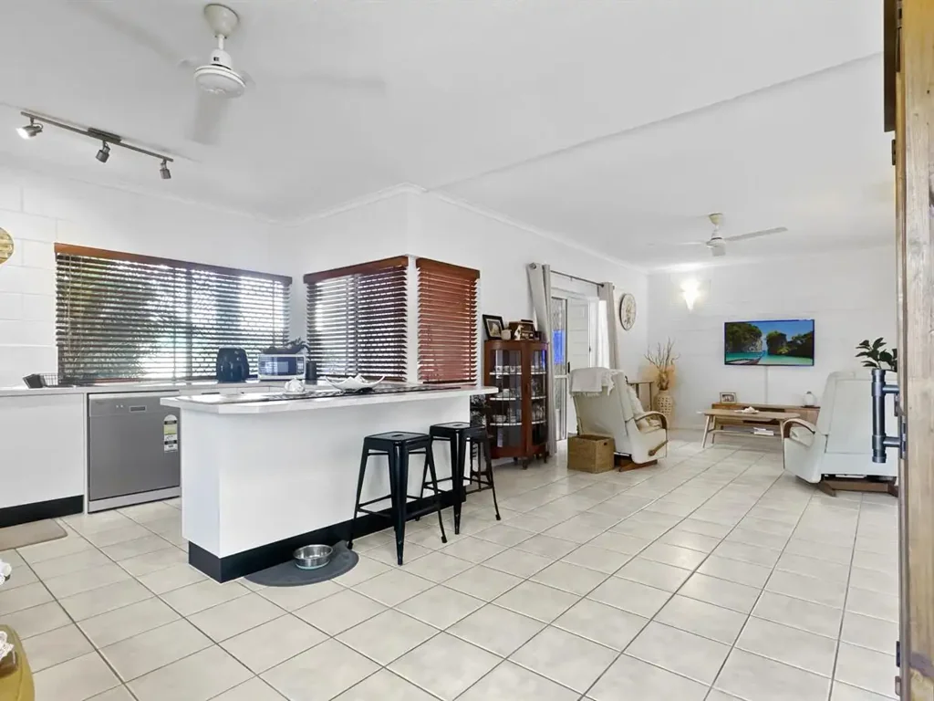 2/40-42 Old Smithfield Road, Freshwater, QLD 4870