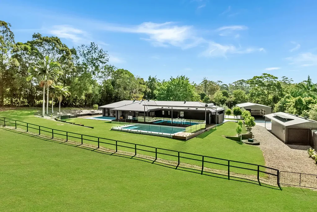 Lake Macdonald 5ਬੈੱਡਰੂਮ PRISTINE ACREAGE HOME WITH TWO BIG SHEDS, BEAUTIFUL POOL AND FENCED PADDOCK