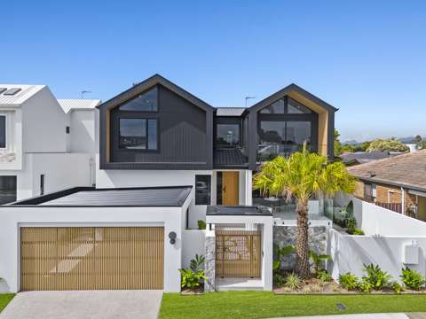 Burleigh Waters 4 Bedroom Brand New Premium Built Home - 500m Walk to Beach