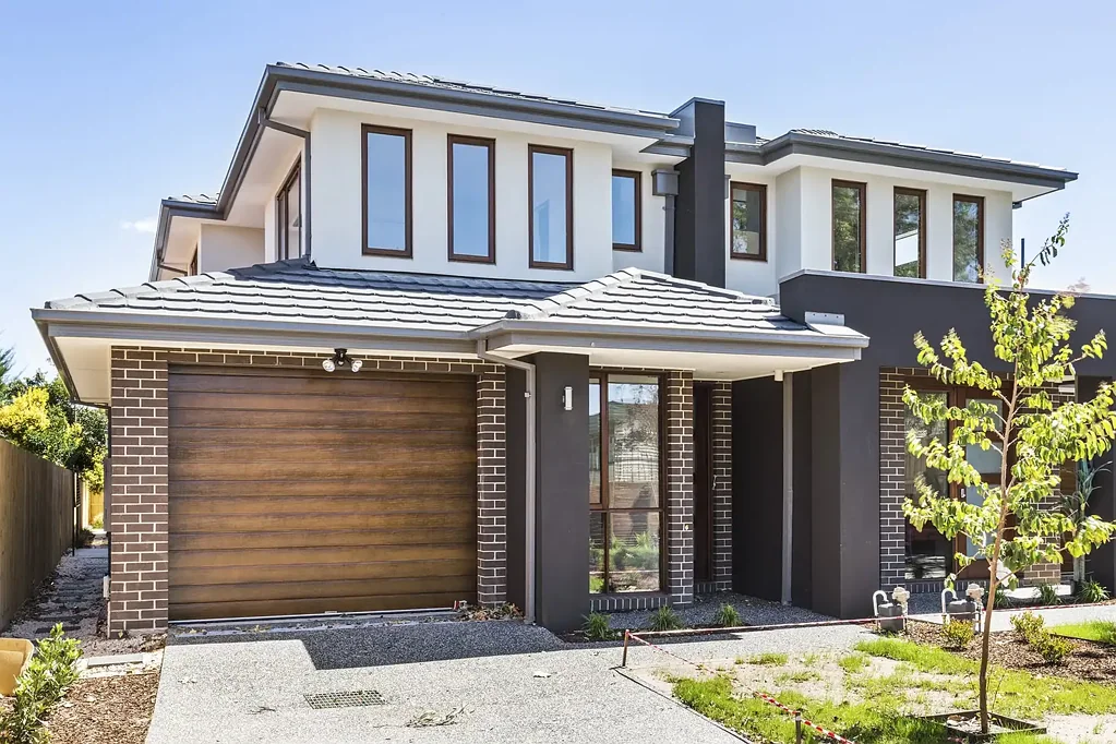 MODERN TOWN RESIDENCE WITH OWN STREET FRONTAGE & A BONUS STUDY ROOM
