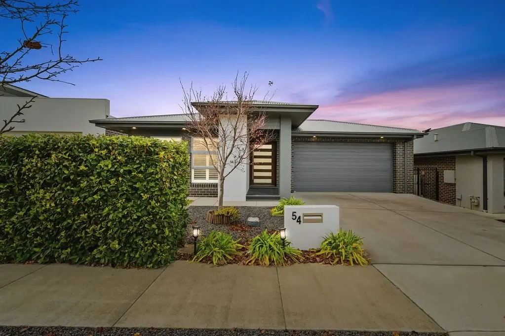 Moncrieff 4 Bedroom Contemporary Comfort With Reserve Outlook