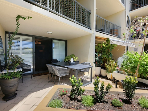 Burleigh Heads 2 Bedroom Modern Elegance and Coastal Convenience: Stylish Ground-Floor Living