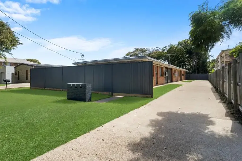 RENOVATED UNIT WITH AIR CON & SHORT WALK TO REDCLIFFE BEACHES