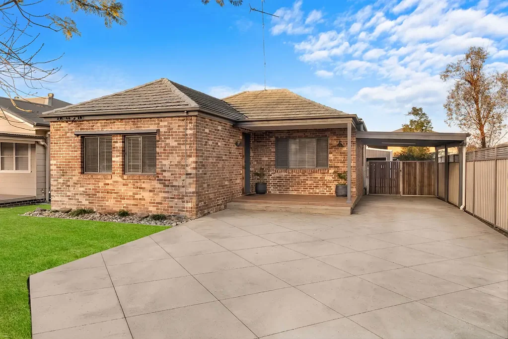 MODERN FAMILY HOME IN PITT TOWN