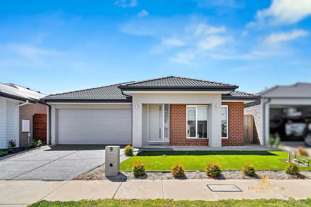 9 Nandewar Street, Clyde North, VIC 3978