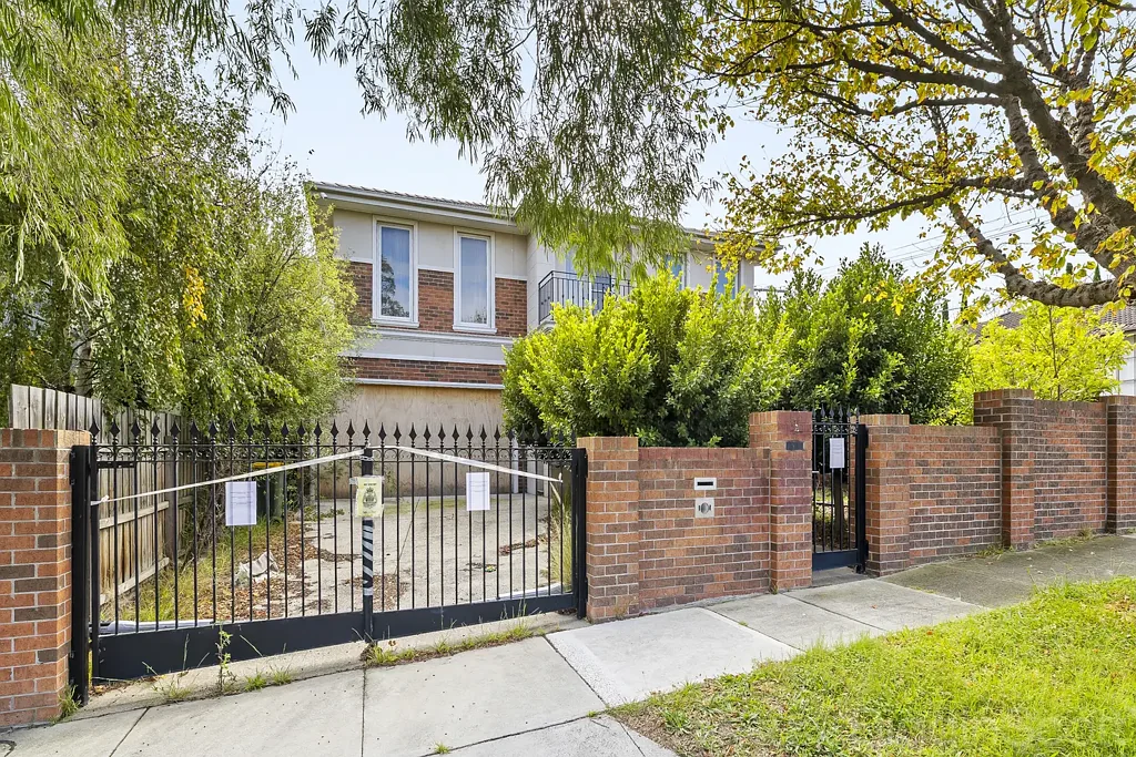 Caulfield South 3 Bedroom AUCTION POSTPONED