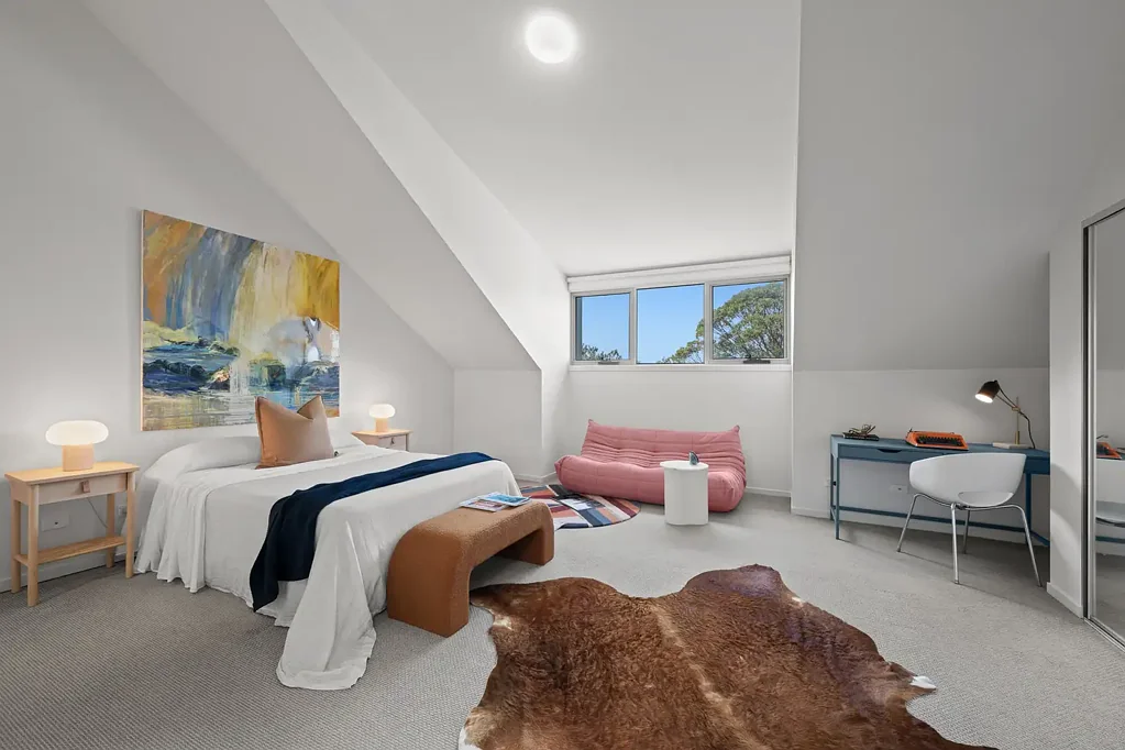 Botany 2Zimmer Generous Two-Level Living with Exceptional Garage & Storage