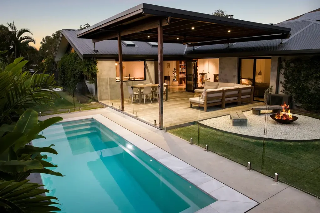 Byron Bay 4房  Architectural Family Retreat Moments from Belongil Beach with Resort Style Entertaining