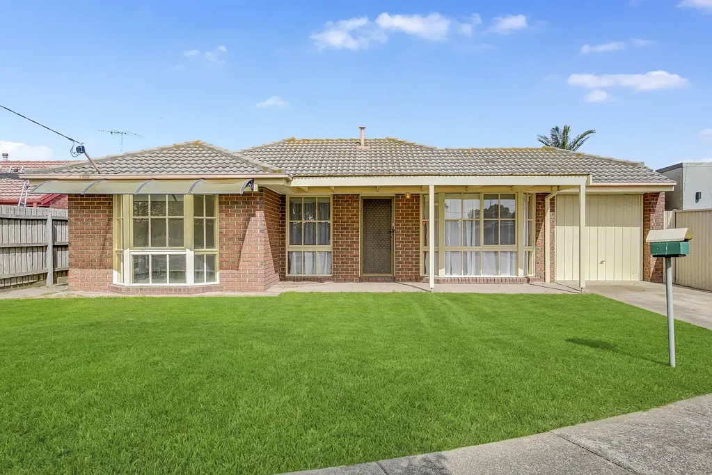 Altona Meadows 3房 宁静小巷位置，宽敞空间与生活魅力 Peaceful Court Location with Space & Lifestyle Appeal
