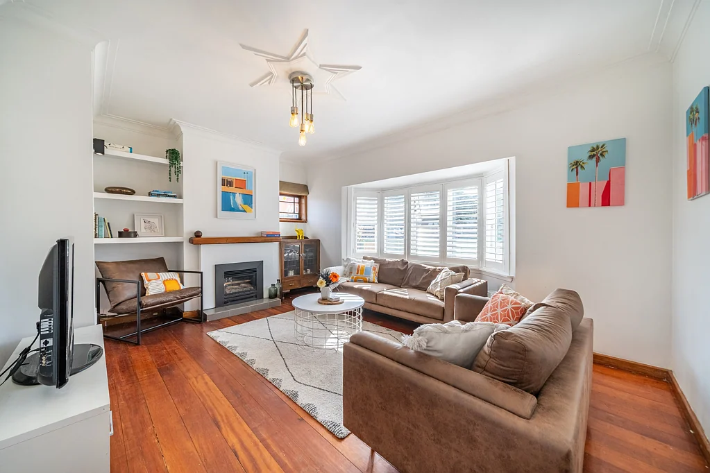Petone 4房  Home plus Potential Income - Interested?