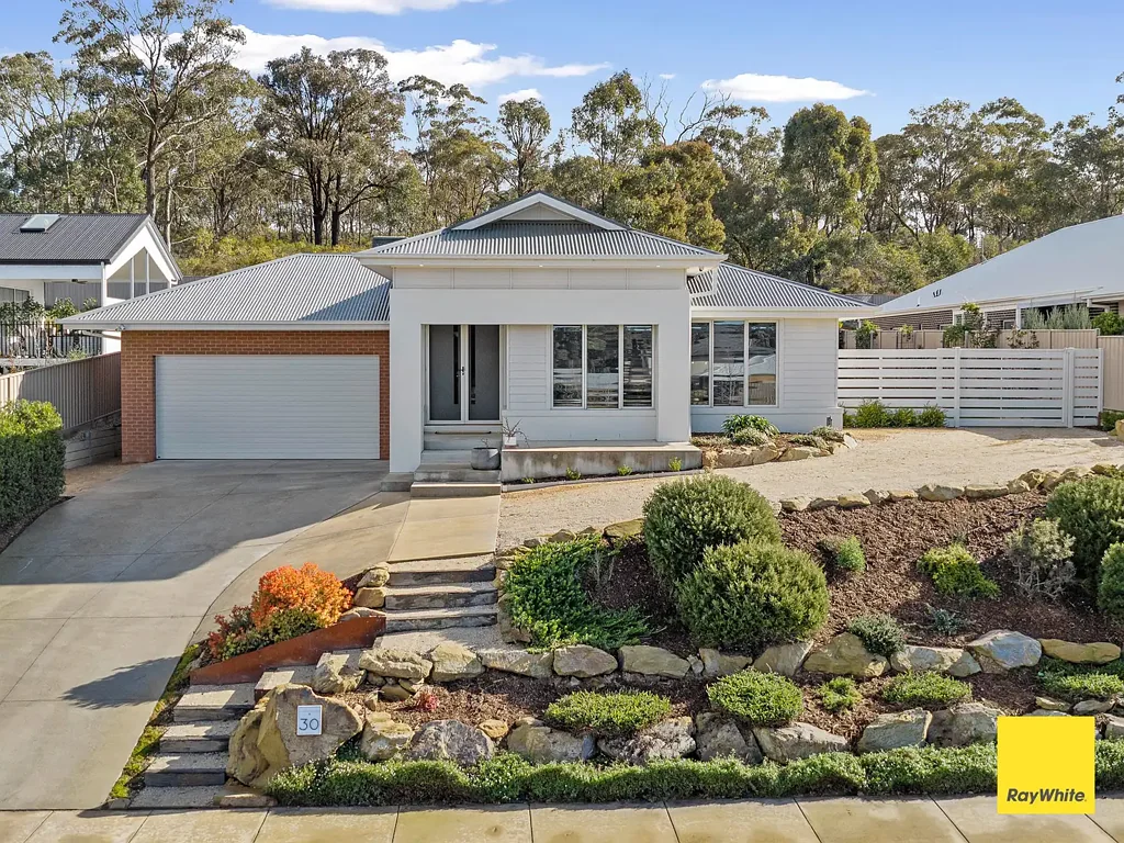 Golden Square 5房  Luxury Family Living on Over 1,300sqm with Shed & Studio
